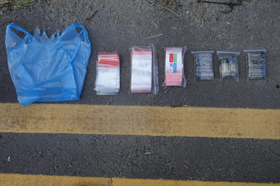  Two e-vaporisers and 30 e-vaporiser pods were seized