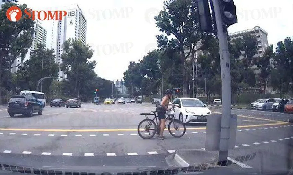 Cyclist almost gets hit by oncoming traffic at Jalan Bukit Merah junction