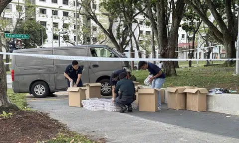 Custom officers recovered duty-unpaid cigarettes from a van, which crashed onto the pedestrian pathway at the junction of Sembawang Drive and Admiralty Drive. PHOTO: SPH MEDIA
