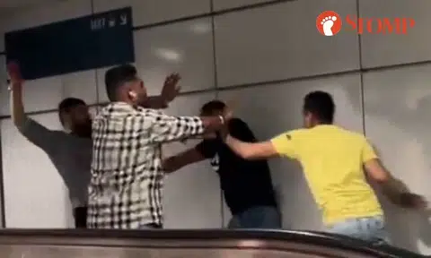 2 men against 1 as another tries to stop fight at Clarke Quay MRT station, blocking escalator