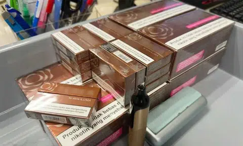 Romanian and S. Korean women caught with heat sticks, vapes at airport in separate cases