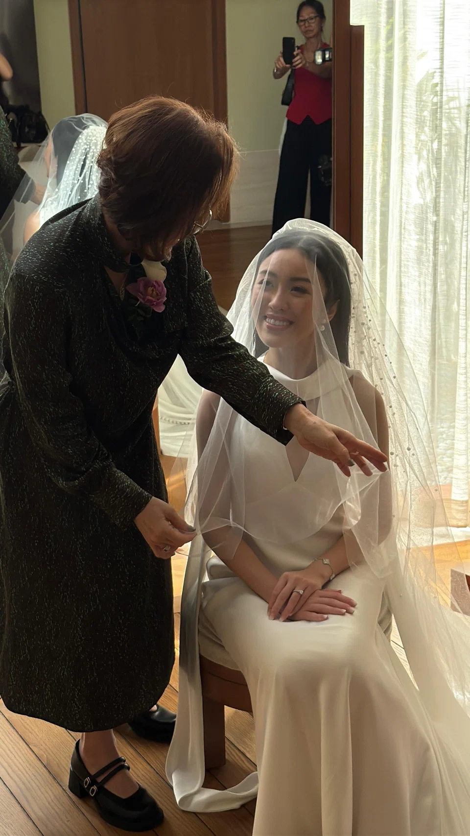 Bride Gwyneth Lim’s quiet moment with her mother before her wedding was captured by her content creator.