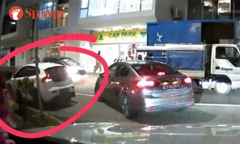 The car was positioned in such a way that it partially blocked the exit lane, making it extremely difficult for vehicles to turn out – especially with oncoming cars from the other direction