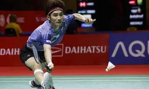 Jason Teh of Singapore in action against Kodai Naraoka of Japan during the Indonesia Masters o Jan 23.