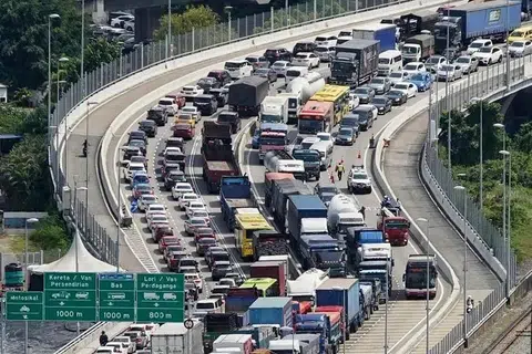 Heavy traffic expected at land checkpoints over school holidays, Hari Raya