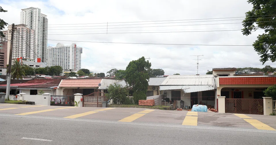 Four terraced houses were damaged in the accident. PHOTO: SHIN MIN DAILY NEWS