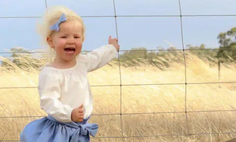 Little girl does not realise that she's in great danger while posing for this photo