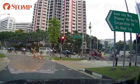 Are cyclists allowed to ride in such big groups?