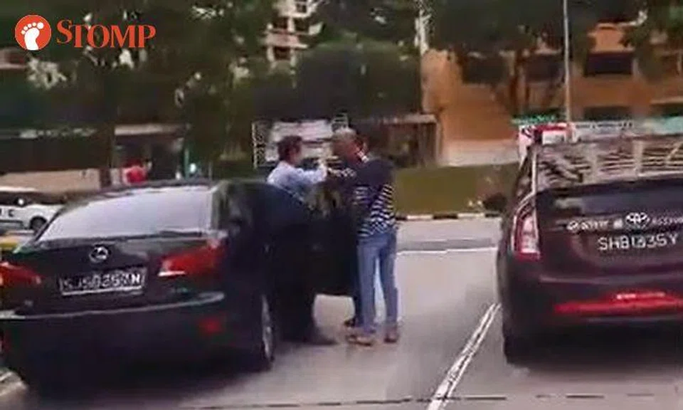 Men argue and hurl vulgarities in the middle of road at Hougang
