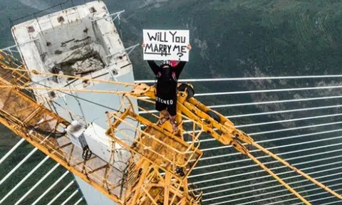 Malaysian photographer scales world's highest bridge to propose to GF -- without any safety equipment