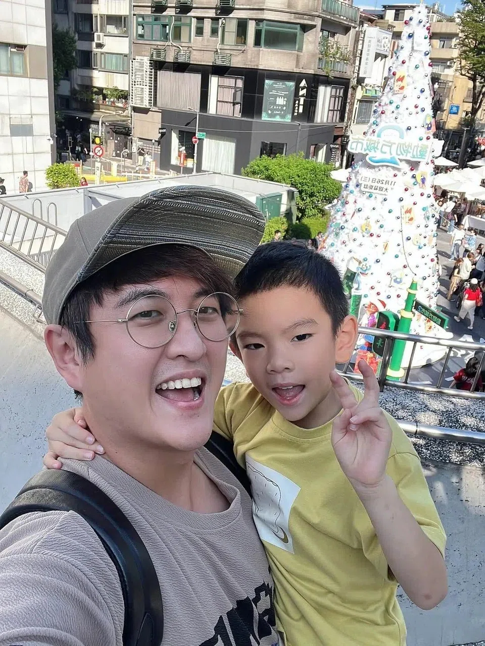 Taiwan-based Singaporean Huang Jinglun with his son, nicknamed Little Lun. PHOTO: JISADPOPPPY/INSTAGRAM