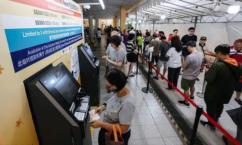 Rain doesn't stop Singaporeans from queueing for hours to secure crisp banknotes for CNY
