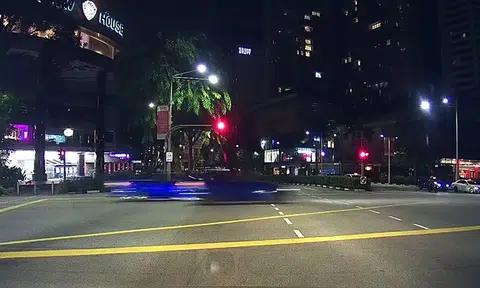 Netizen posts video of cars 'racing' along Orchard Road, gets slammed for being 'kaypoh'