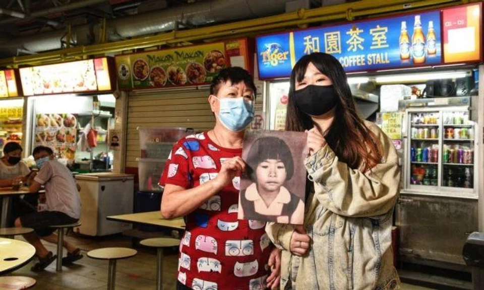 Madam Ang Goon Lay (left) and her daughter Lim Jia Hui, holding a picture of her other daughter Lim Shiow Rong who was was raped and killed in 1995. Photo: The Straits Times.