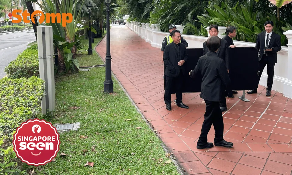 Security personnel block the public walkway outside Raffles Hotel, forcing pedestrians to detour, claimed the Stomper.