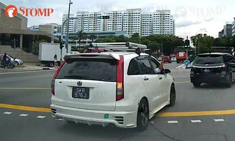 Driver flashes middle finger after cutting Stomper's queue at Paya Lebar Road