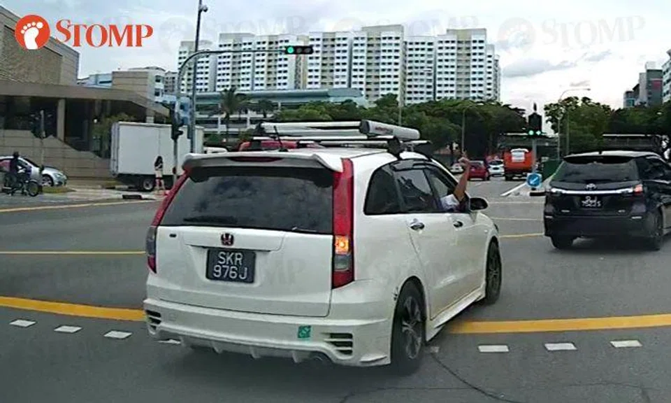 Driver flashes middle finger after cutting Stomper's queue at Paya Lebar Road