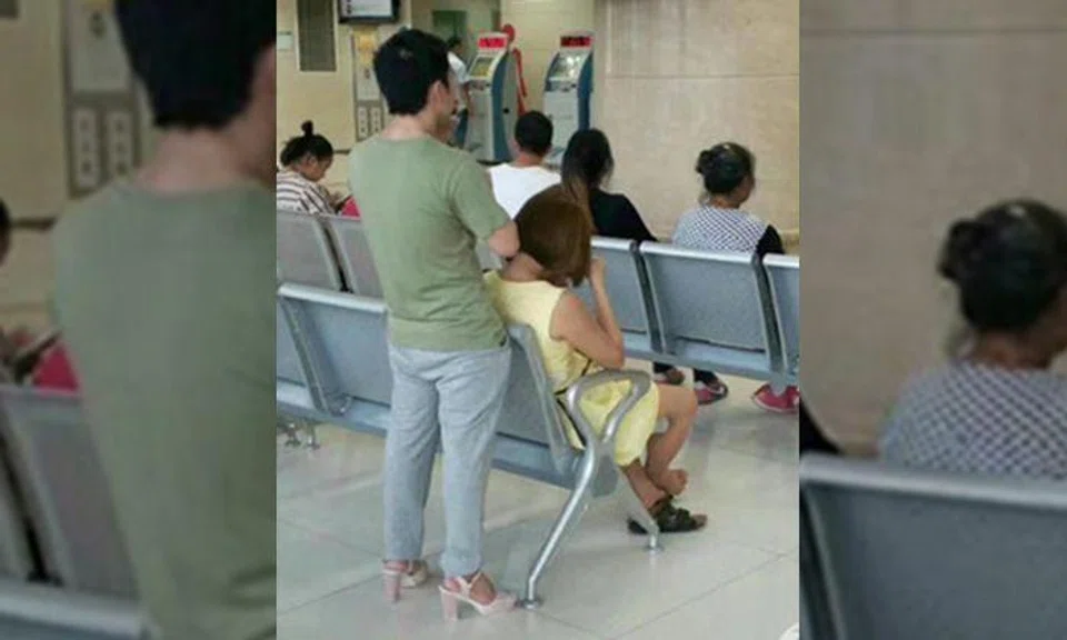 Chongqing man wears GF's high heels to ease her sore feet at hospital