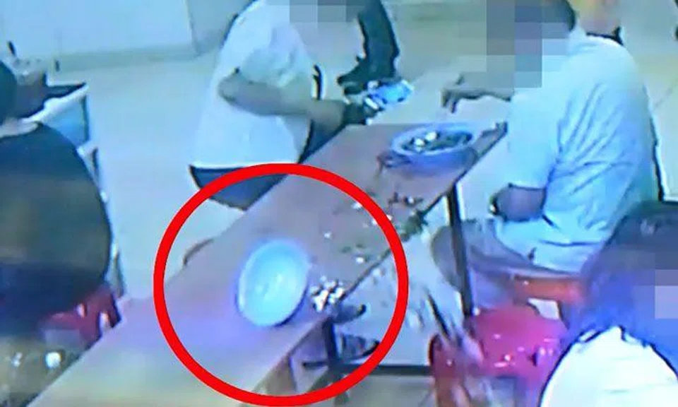  Enraged auntie sweeps food off table at Lucky Plaza after assistant accidentally overcharges 70 cents