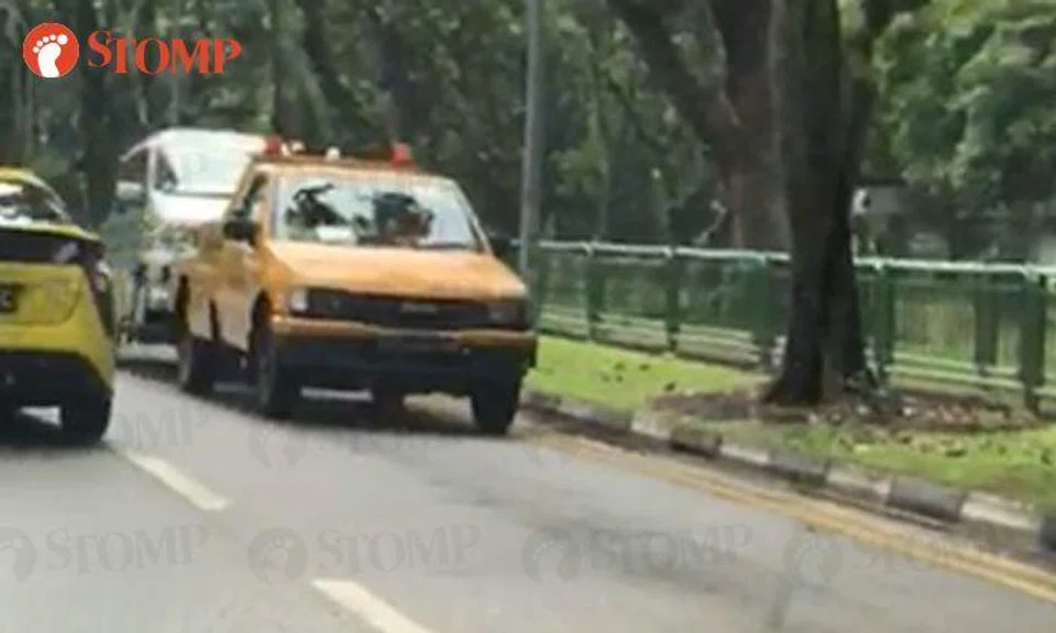Tow truck driver goes against traffic at East Coast Service Rd despite passing vehicles honking at him 