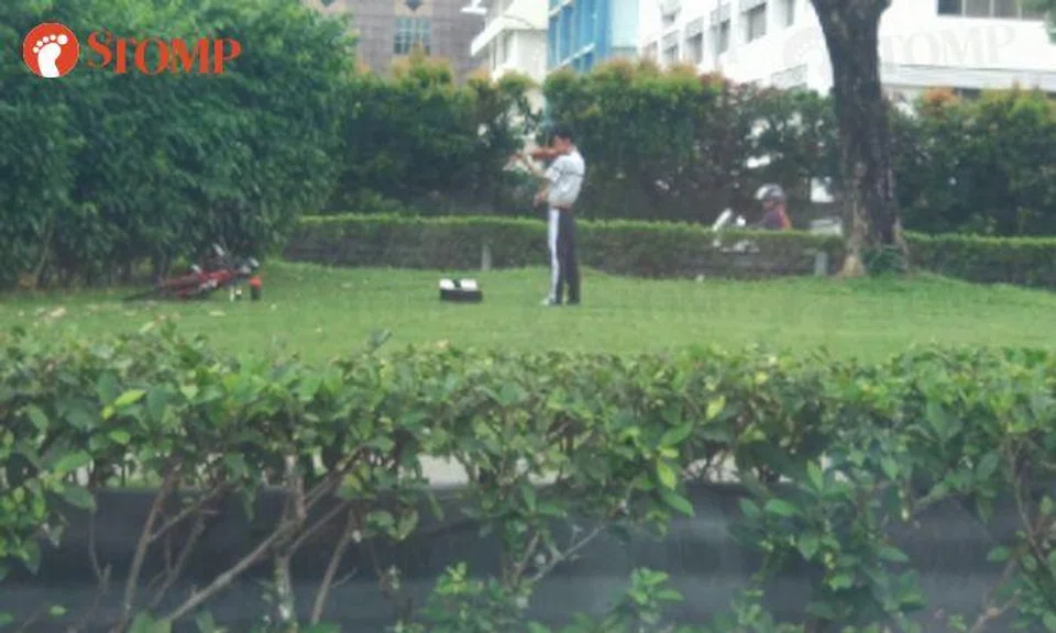 Not even noisy traffic and dust can stop this guy from serenading you with his violin