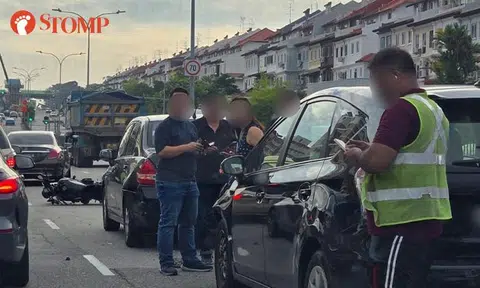 Motorcyclist loses control, rides into side of truck repeatedly before falling over on Loyang Avenue