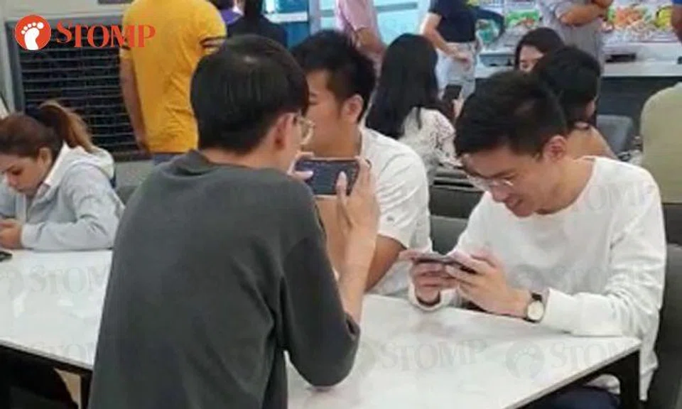 Diner upset by group of 3 who took up food court table to play games during busy lunch hour