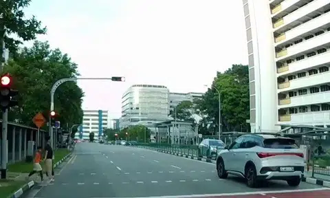 BYD runs red light in school zone at Simei
