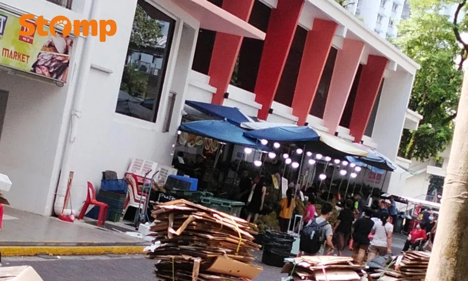 Sengkang resident claims durian stalls block market entrance, seller asks for understanding