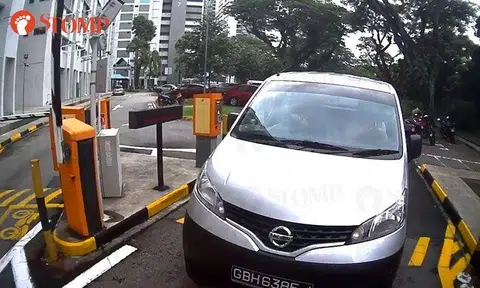 Van almost hits vehicle while tailgating out of Marsiling Crescent carpark