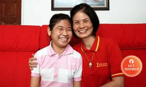 Ms Chen Xing En (left)) and her mother (right) posing for a photo. Photo: Lianhe Wanbao