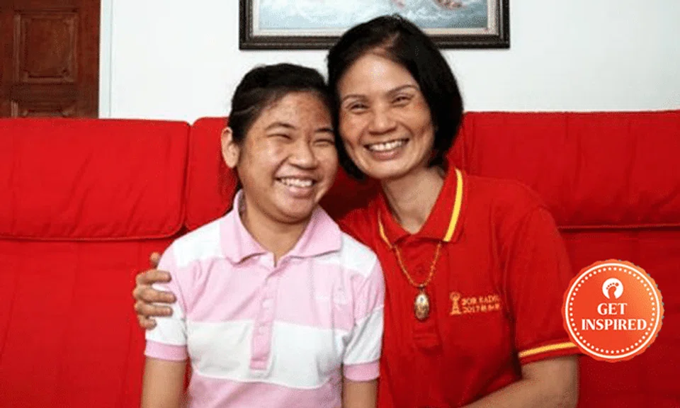 Ms Chen Xing En (left)) and her mother (right) posing for a photo. Photo: Lianhe Wanbao
