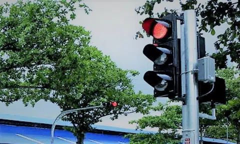 Driver without licence escapes cops twice, runs red light, abandons vehicle and arrested after manhunt