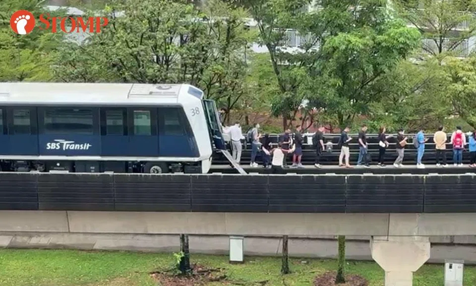lrt breakdown punggol walking on tracks
