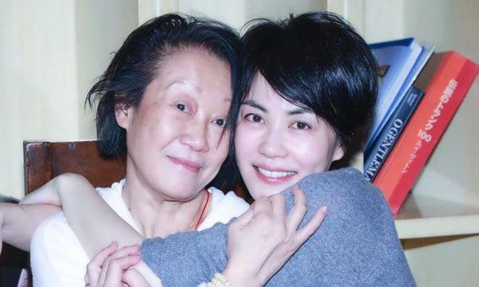 Faye Wong with her concert staff member. Photos: Ming Pao