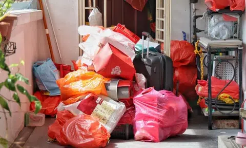 Hoarder has so much stuff, it spills out of AMK flat into corridor and has to be cleared by town council