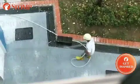 'Thank you for your hard work despite the rain!' says Sengkang resident to worker