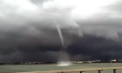 Video: Drivers on Penang Bridge shocked by sudden occurrence of waterspout