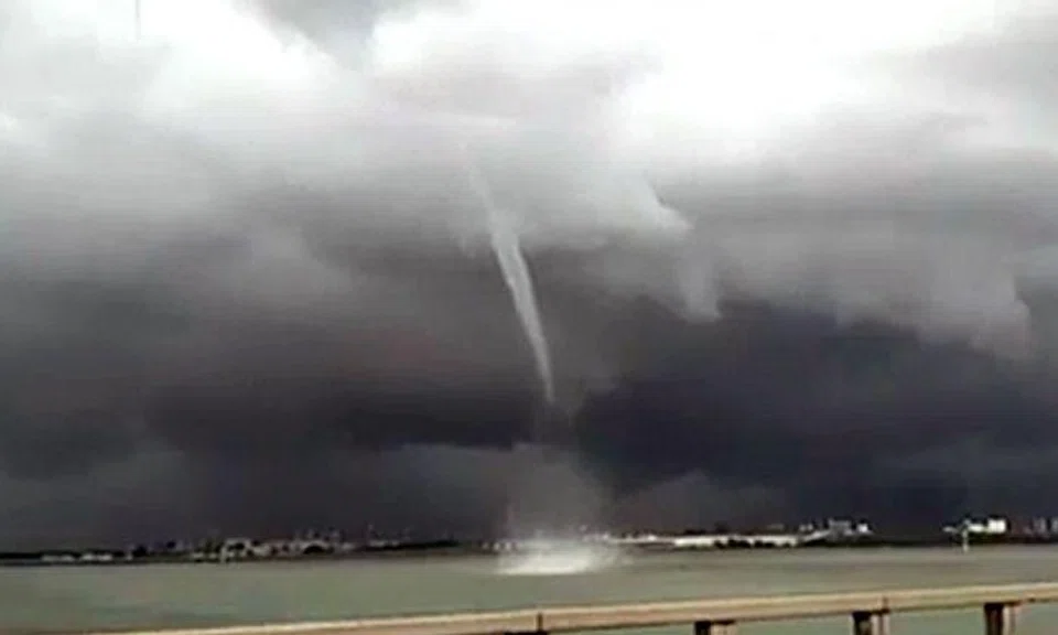 Video: Drivers on Penang Bridge shocked by sudden occurrence of waterspout