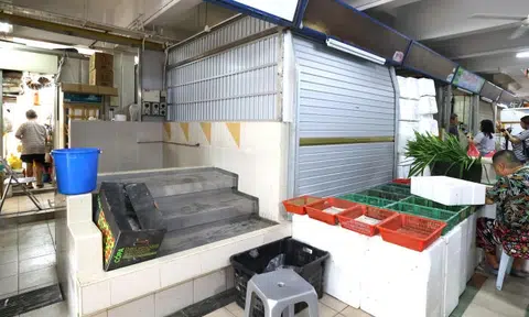 Dad gets 24-month conditional warning for teen girl living in Circuit Road market stall and peeing in pails