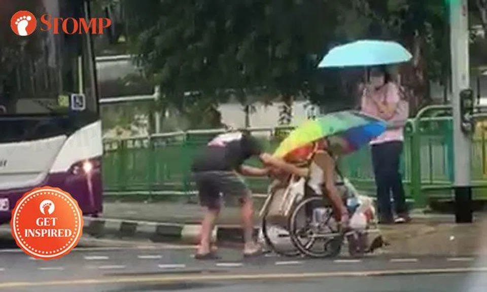 Driver helps wheelchair-bound elderly man to cross road during downpour at Toa Payoh