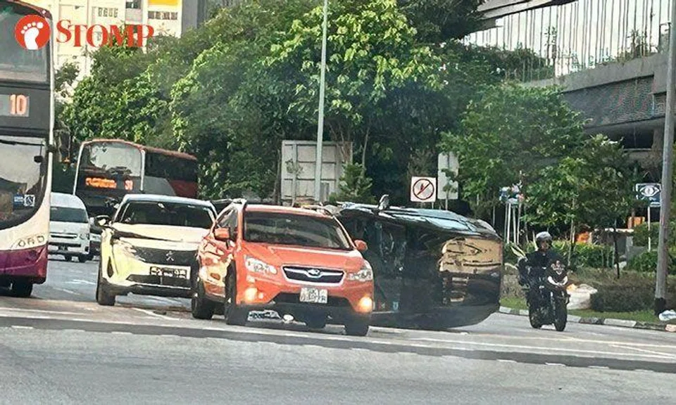 40-year-old driver taken to hospital after three-car accident along Tampines Avenue 5