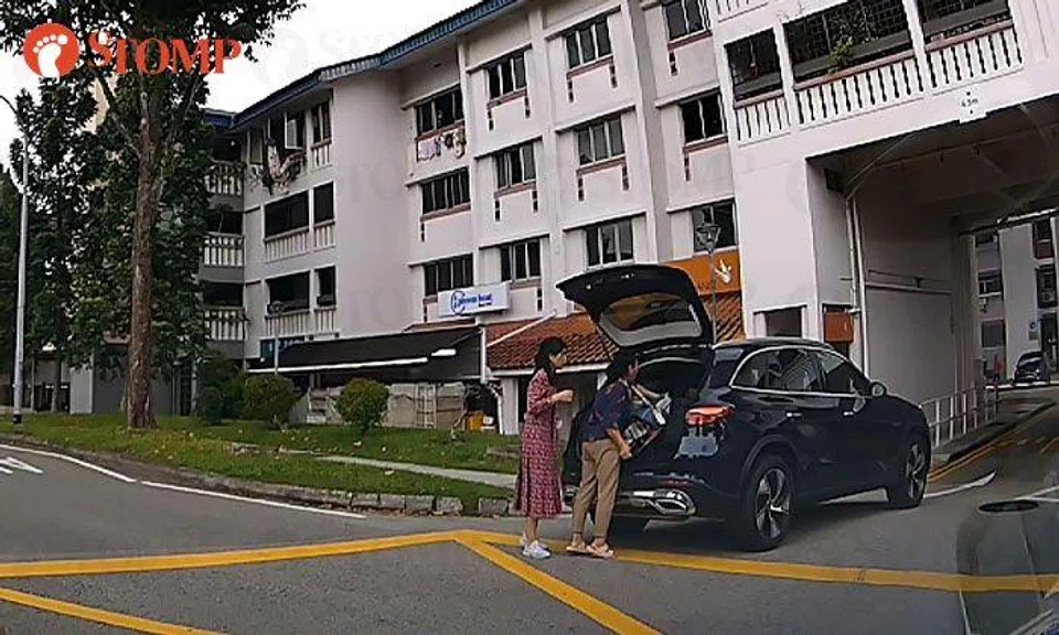 Merc driver blocks Woodlands carpark entrance to load items: 'Have some sense'
