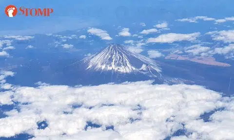 Stomper captures stunning photos of Mount Fuji while on plane to Japan