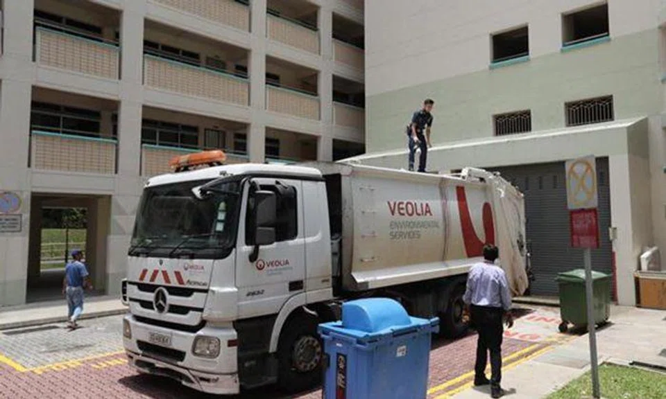  Unsuspecting driver drives off with body of man who fell on top of garbage truck