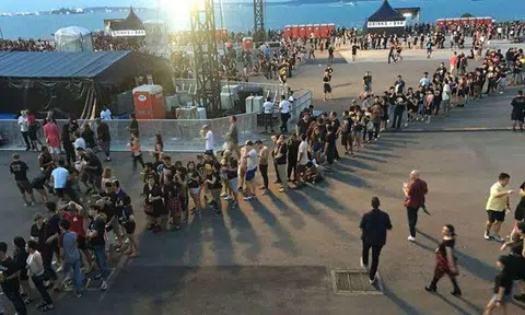 The long queue for food and drinks at the popular hard rock band Guns N' Roses' concert held at Changi Exhibition Centre on on Feb 25, 2017. Photos: ST, Stomp