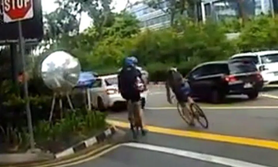 Reckless cyclist shows how not to ride, while role model does the opposite