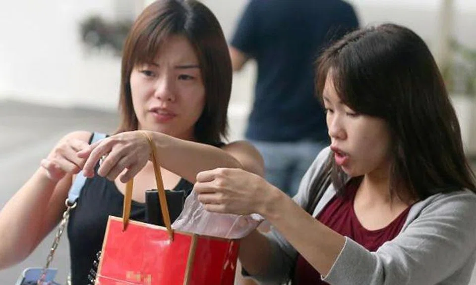 The twins, Kang Peiyi (left) and Kang Peiying (right) pleaded guilty to theft in court on Tuesday. PHOTO: THE STRAITS TIMES VIA SHIN MIN DAILY NEWS