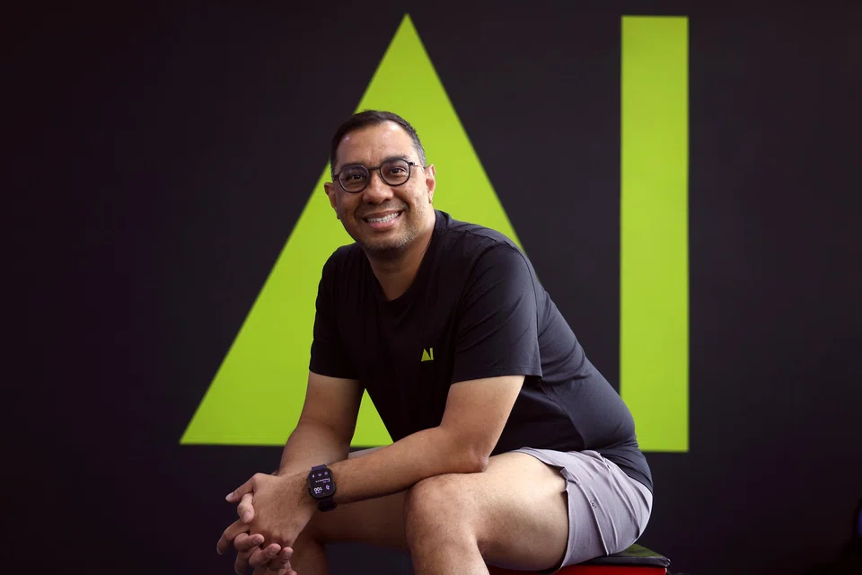 Carl de Vries had always led a very active life, playing various racket games, such as tennis and badminton, three times a week and bowling once a week.