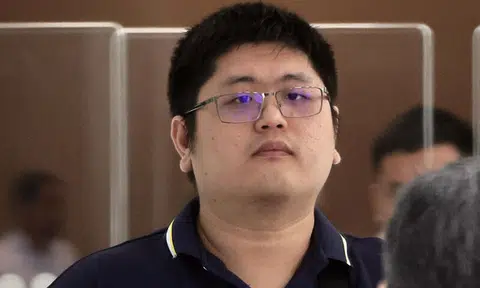 Man squirted mixture of his urine and flour on woman's dress to try to chat her up